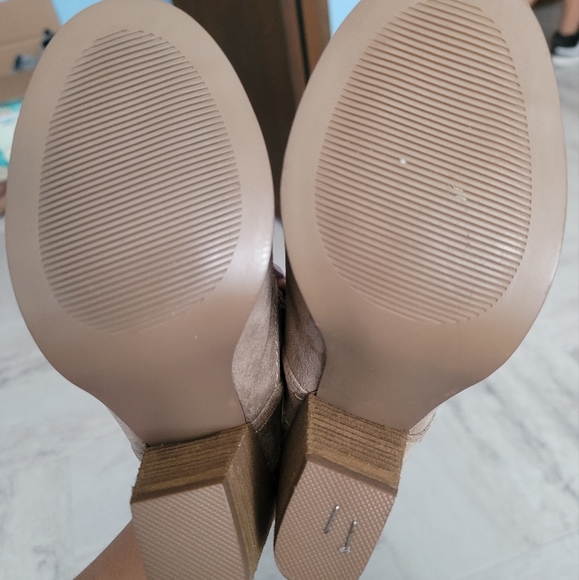 Women's size 7 shoes - Picture 6 of 6